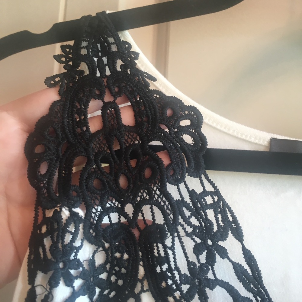 NWOT cold shoulder top with lace 💗🎀🛍 Never worm - Picture 2 of 8